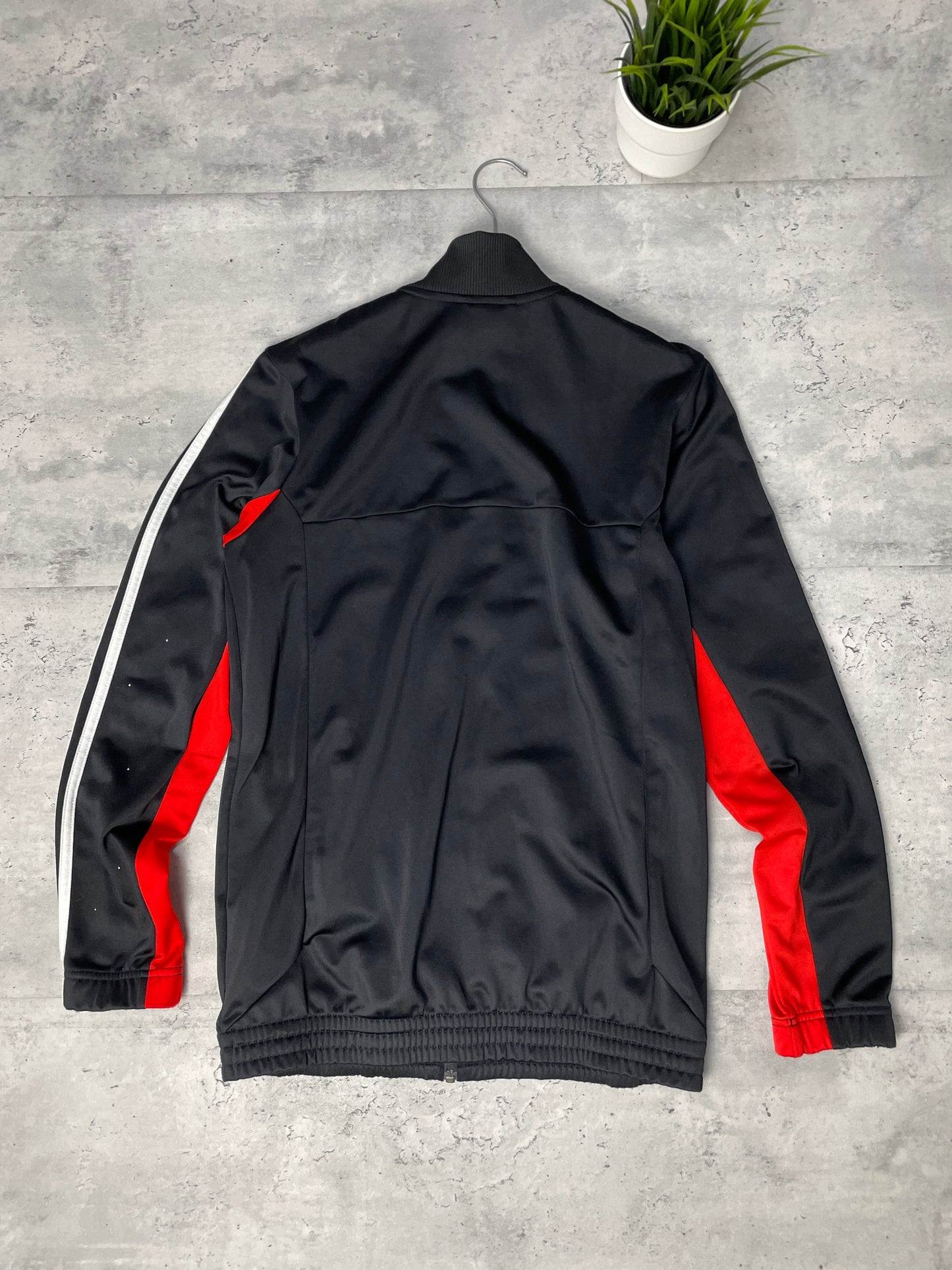 Sudadera adidas negra con detalles rojos