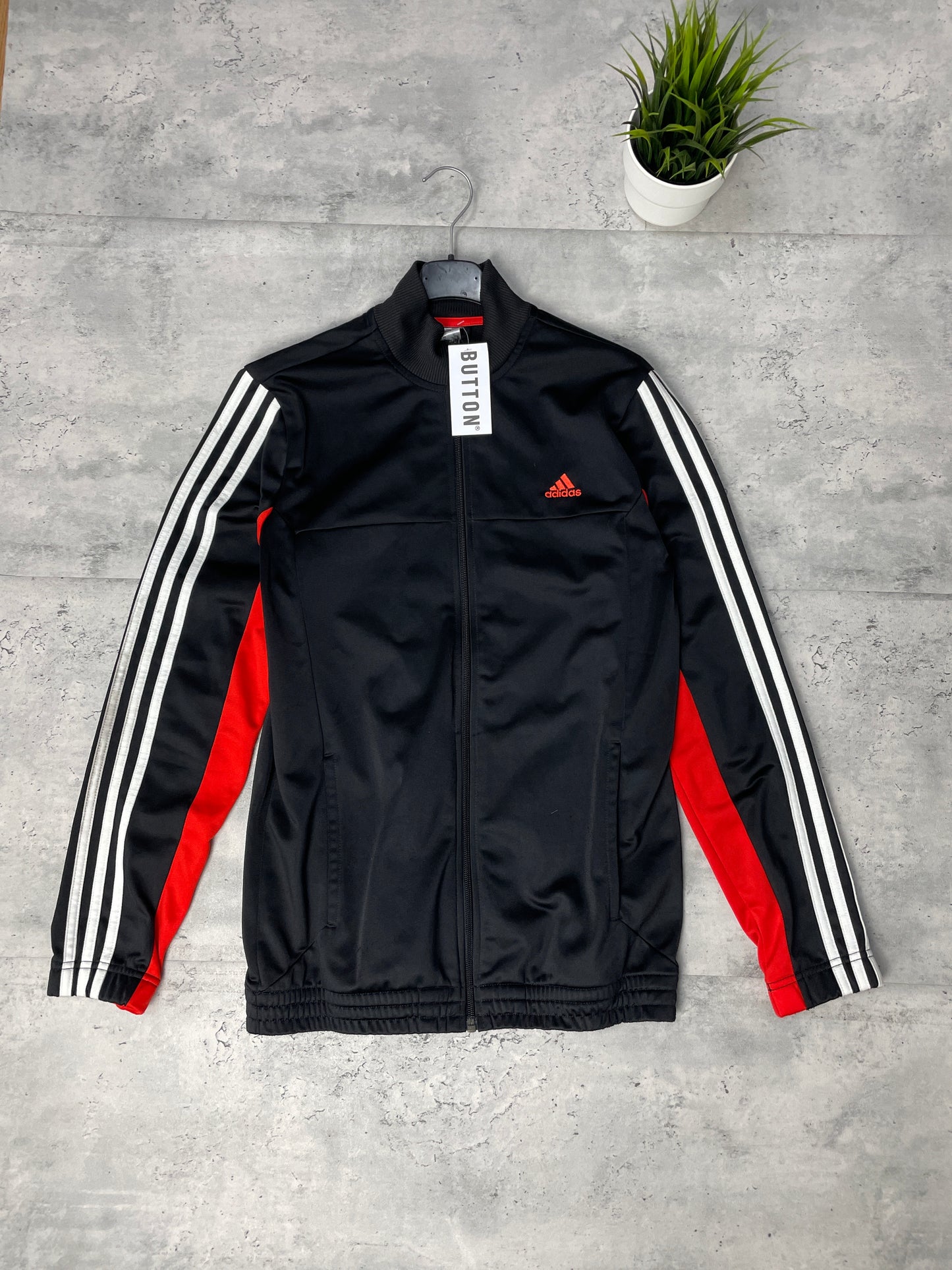 Sudadera adidas negra con detalles rojos